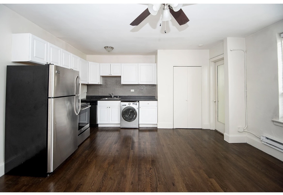 3345 N Marshfield Avenue 202