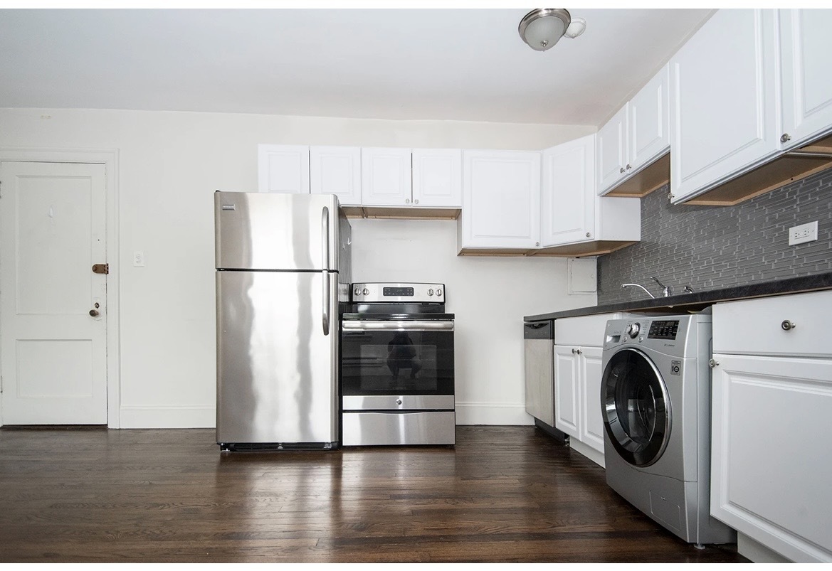 3345 N Marshfield Avenue 202