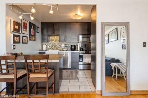 Tiny photo for 3930 N Pine Grove Avenue #604, Chicago, IL 60613 (MLS # 12447008)