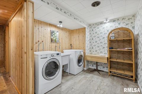 Tiny photo for 1650 468th Avenue, Clinton, IA 52732 (MLS # QC4268102)