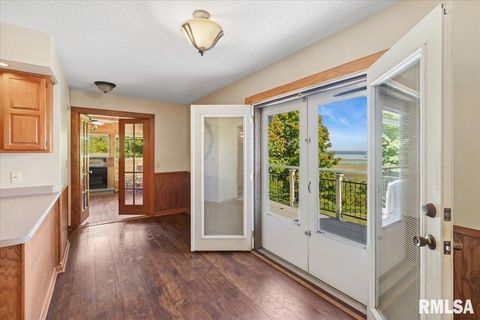 Tiny photo for 1650 468th Avenue, Clinton, IA 52732 (MLS # QC4268102)