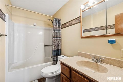 Tiny photo for 1650 468th Avenue, Clinton, IA 52732 (MLS # QC4268102)