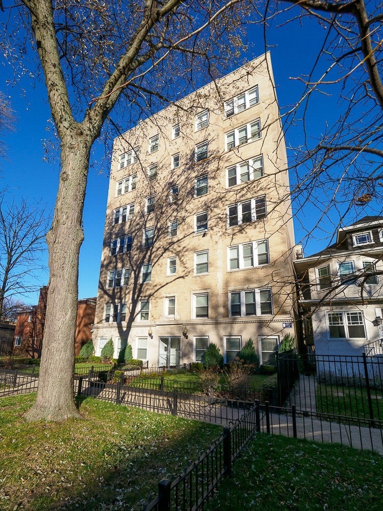 Photo 1 of 12 — 1412 W Chase Avenue 101, Chicago, IL 60626