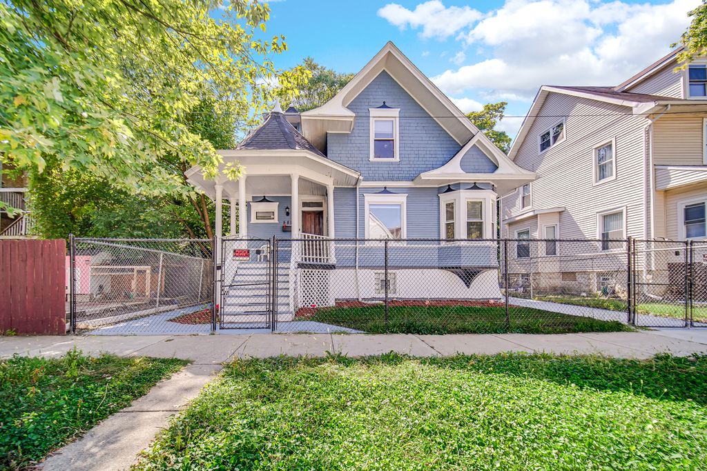 Photo for 5815 W Fulton Street, Chicago, IL 60644 (MLS # 12503993)