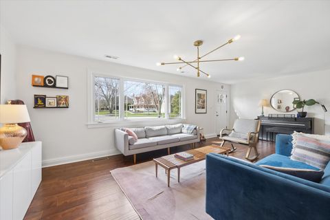 Tiny photo for 2000 W 55th Place, La Grange Highlands, IL 60525 (MLS # 12614935)