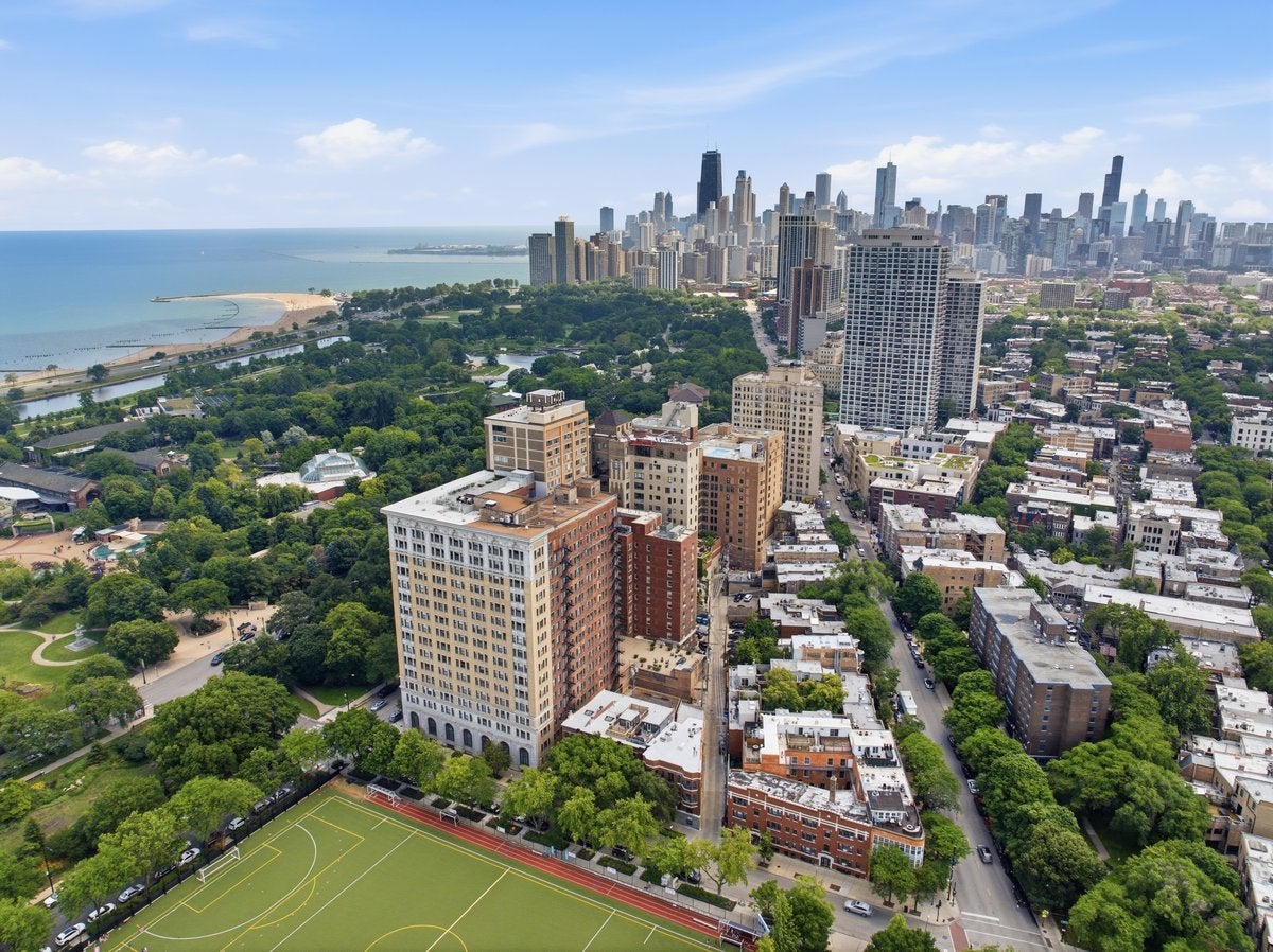 319 W WEBSTER Avenue 1