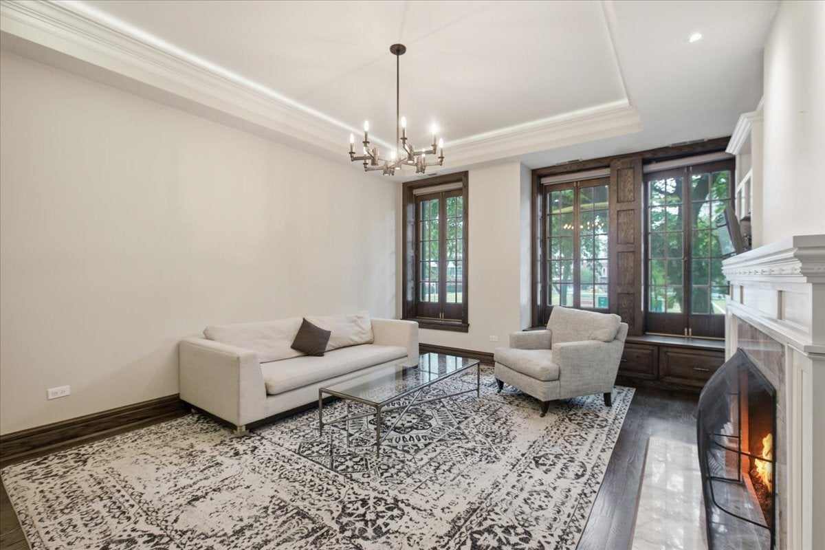 319 W WEBSTER Avenue 1