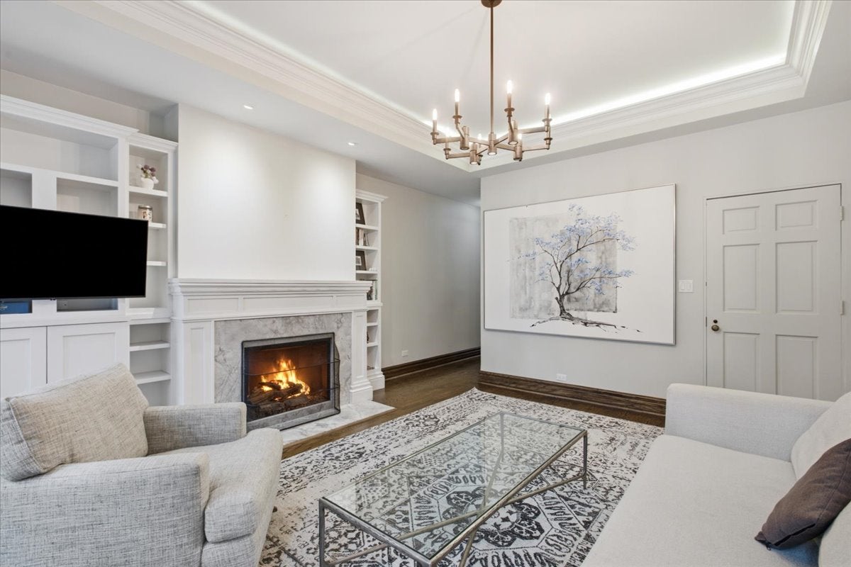 319 W WEBSTER Avenue 1