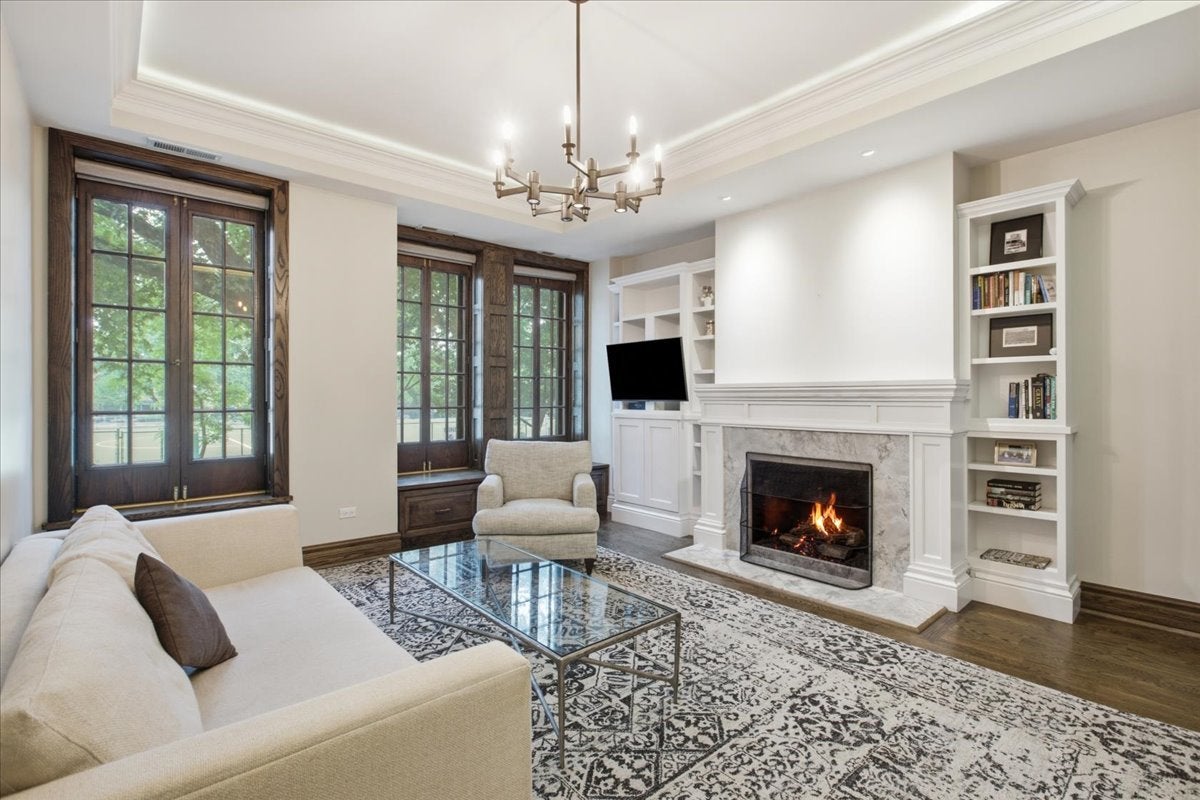 319 W WEBSTER Avenue 1