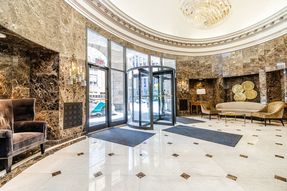 10 E ONTARIO Street 3701