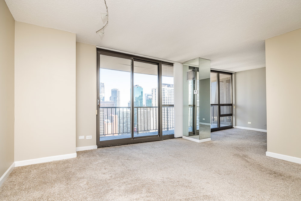 10 E ONTARIO Street 3701