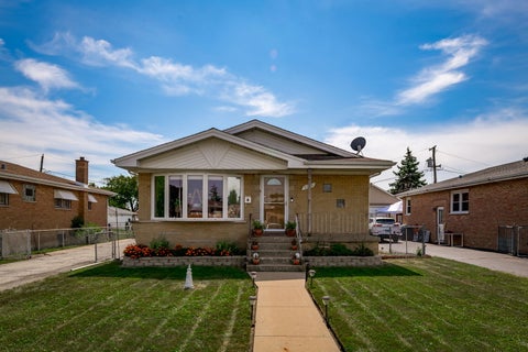 Photo of 6113 W 80th Place, Burbank, IL 60459 (MLS # 12758000)