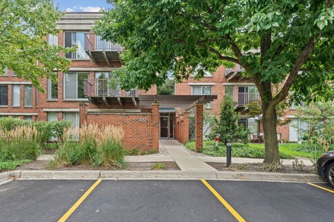 Photo of 382 Kelburn Road #321, Deerfield, IL 60015 (MLS # 12740538)