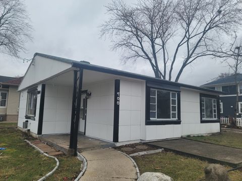 Photo of 700 George Avenue, Aurora, IL 60505 (MLS # 12590024)