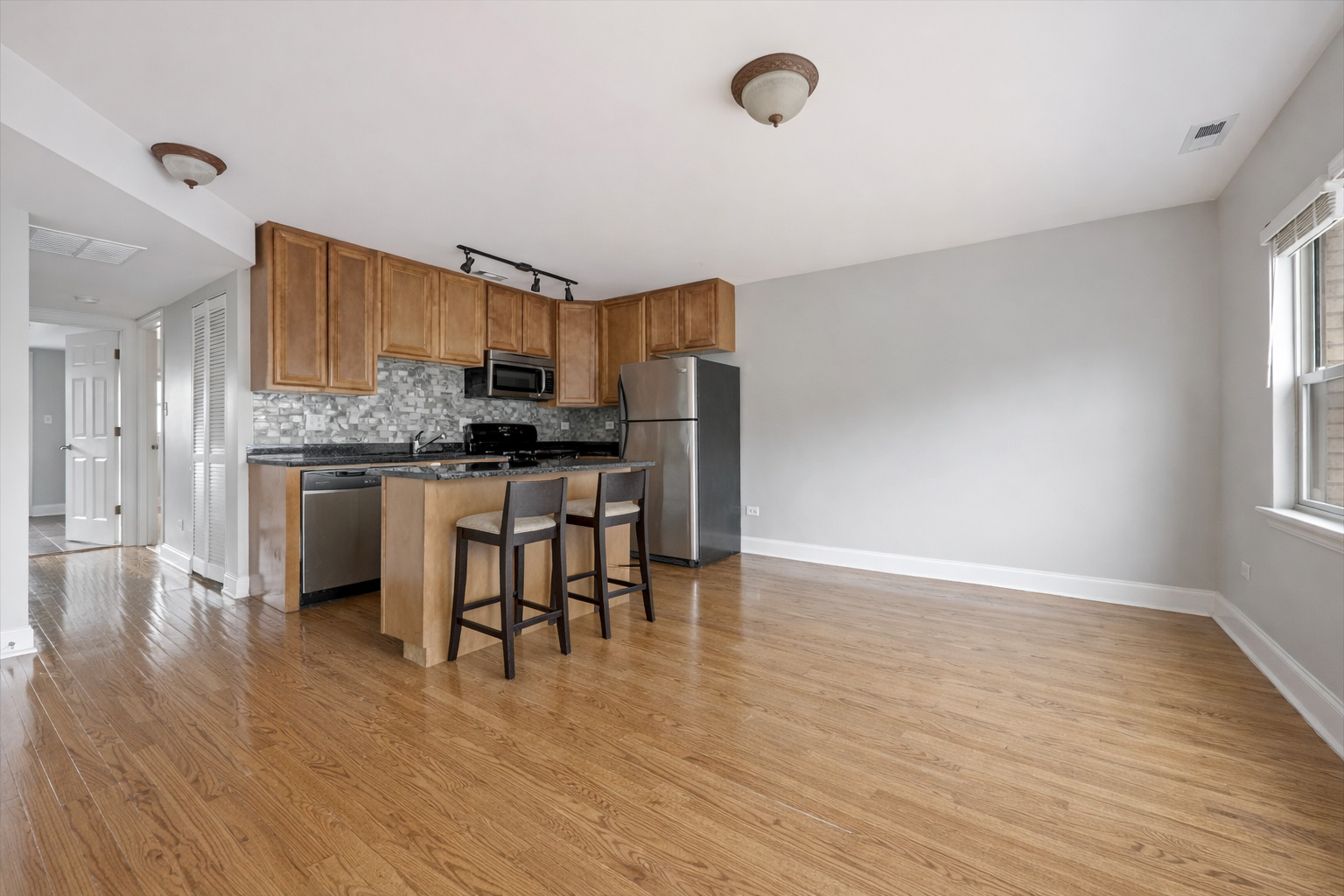 1343 W WINONA Street 2W