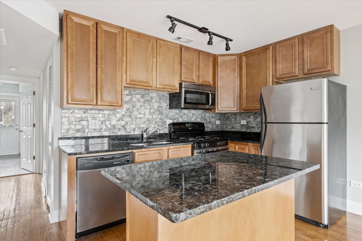 1343 W WINONA Street 2W