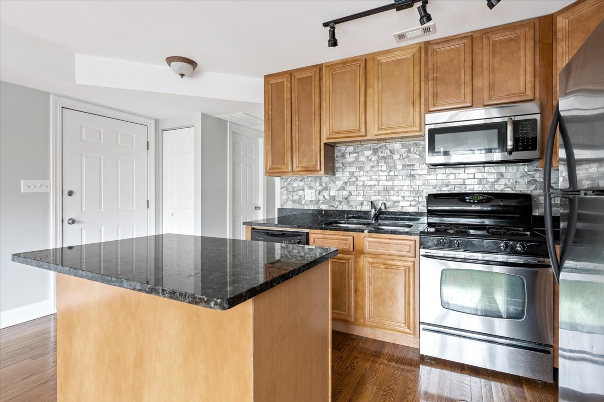 1343 W WINONA Street 2W