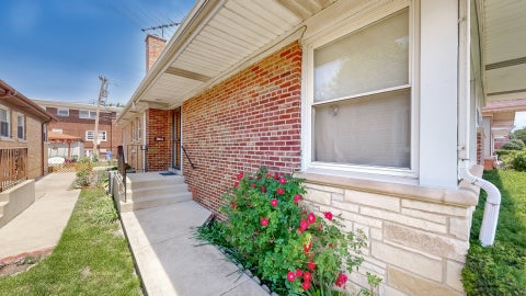 Tiny photo for 2816 W Bryn Mawr Avenue, Chicago, IL 60659 (MLS # 12657349)