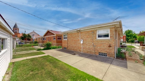 Tiny photo for 2816 W Bryn Mawr Avenue, Chicago, IL 60659 (MLS # 12657349)