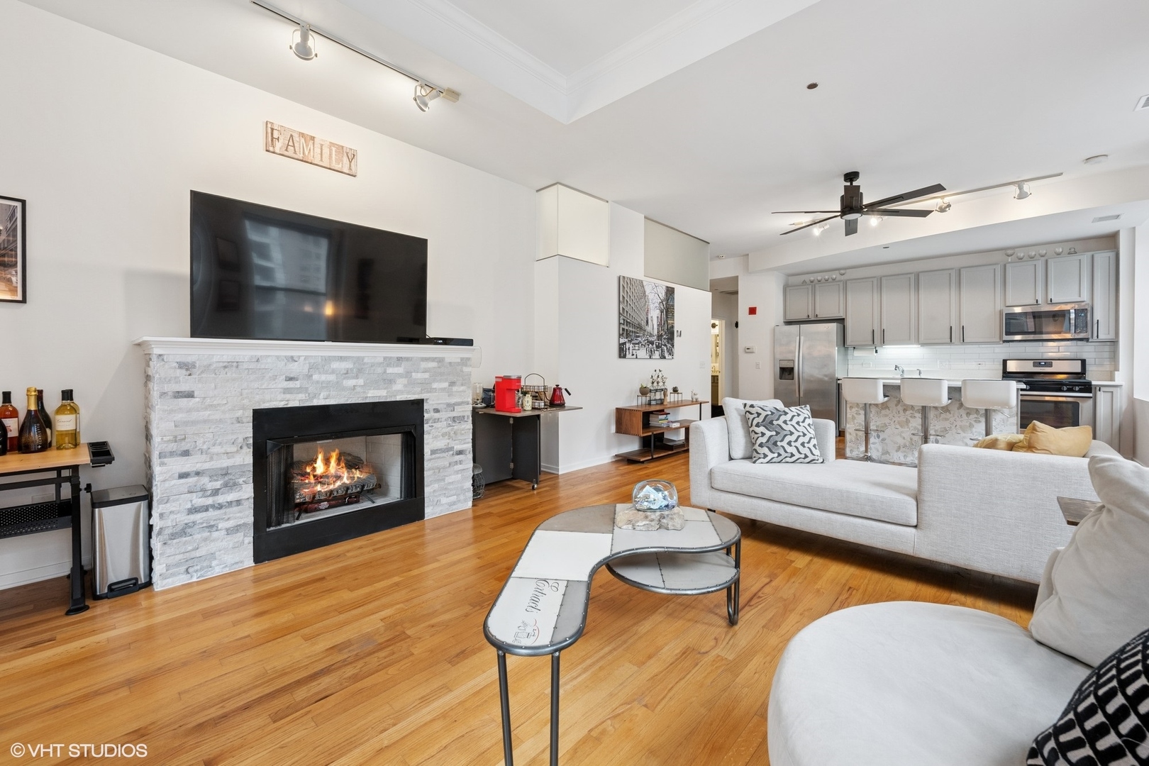 208 W WASHINGTON Street 905