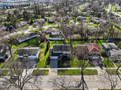 Tiny photo for 1004 N Greenfield Lane, Mount Prospect, IL 60056 (MLS # 12614510)