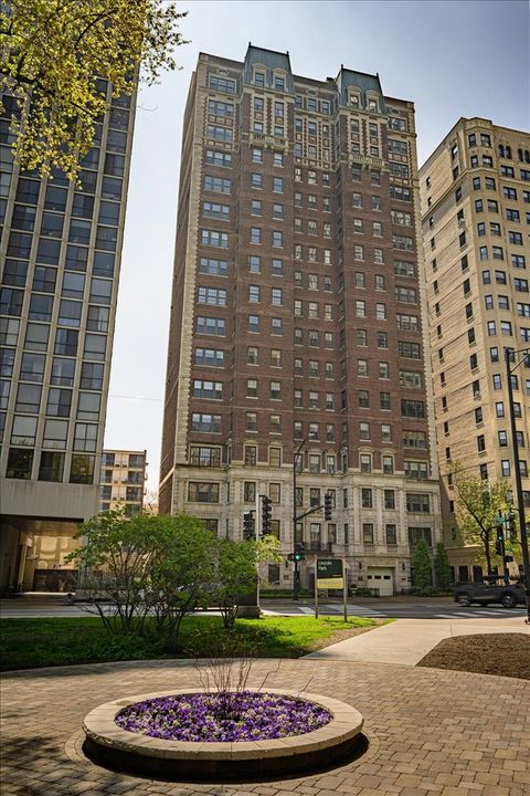 399 W Fullerton Parkway 16E Chicago IL 60614