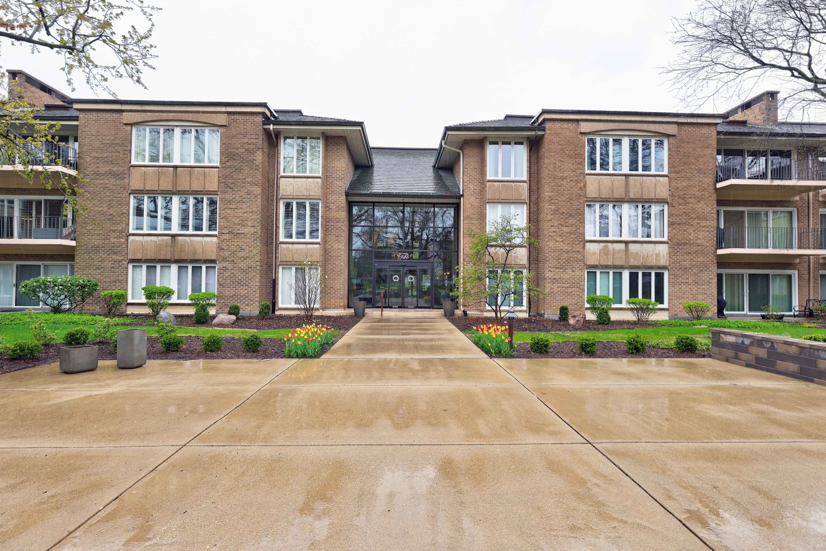 2 Oak Brook Club Drive B209