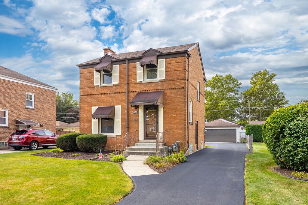 Photo for 2230 Kensington Avenue, Westchester, IL 60154 (MLS # 12494215)