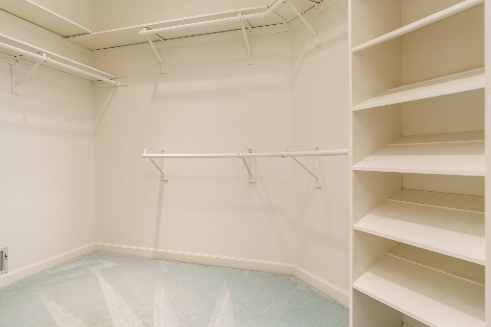 Rockford, Illinois 61107, United States, 4 Bedrooms Bedrooms, ,5 BathroomsBathrooms,Residential,Active,220835