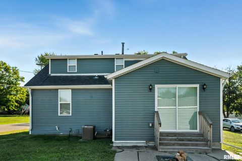 Tiny photo for 300 S 14TH Street, Le Claire, IA 52753 (MLS # QC4269578)