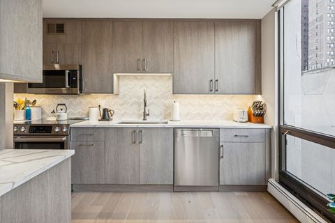 Tiny photo for 100 E Bellevue Place #5E, Chicago, IL 60611 (MLS # 12491119)