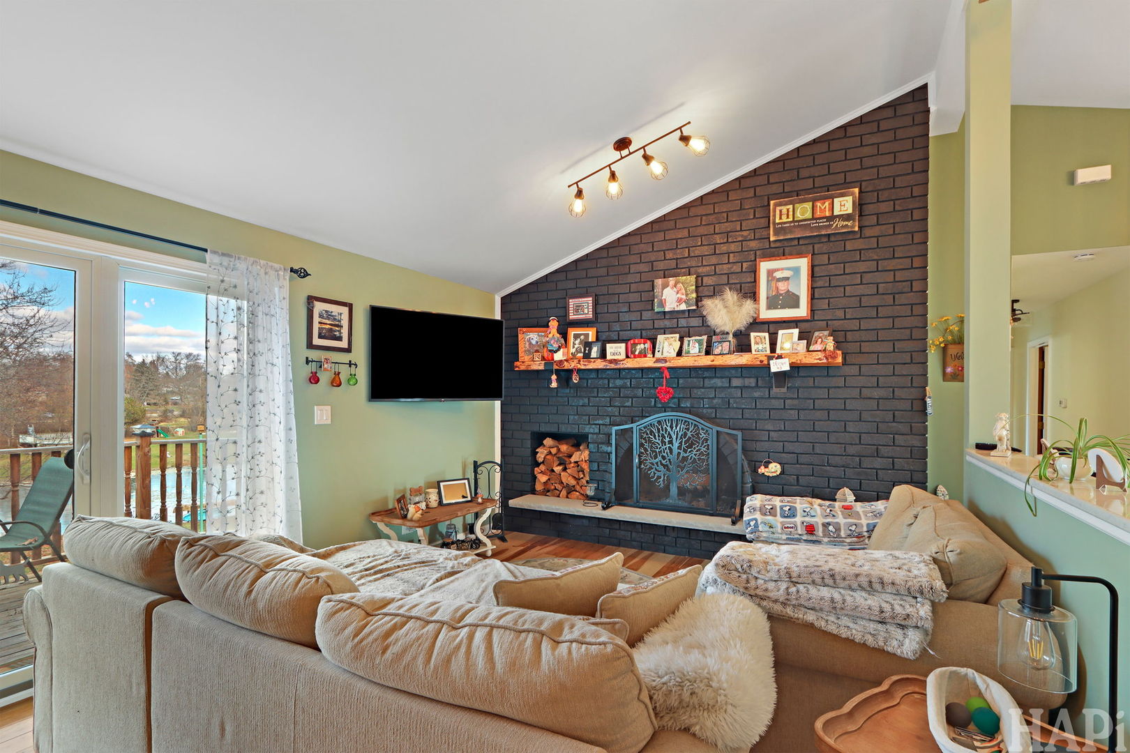 1512 W Oakleaf Drive