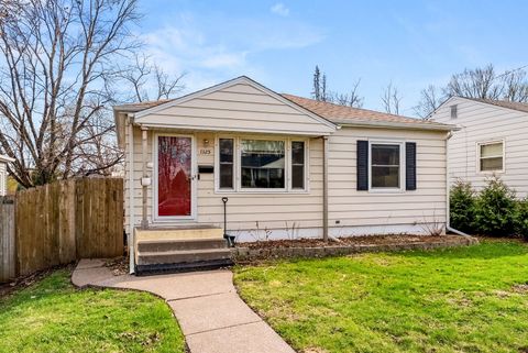 Photo of 1325 W 38th Street, Davenport, IA 52806 (MLS # 12611524)