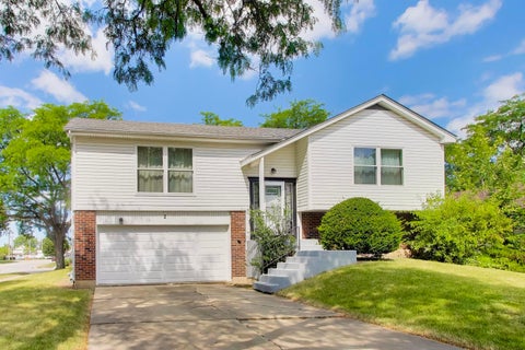 Photo of 2 Oakmont Court, Streamwood, IL 60107 (MLS # 12702153)