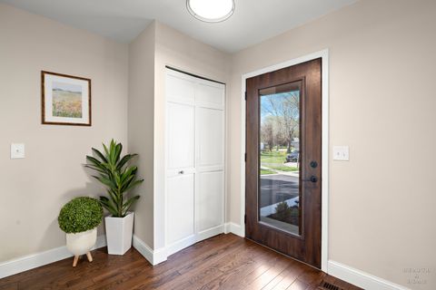 Tiny photo for 41 Manchester Court, Fox River Grove, IL 60021 (MLS # 12631716)