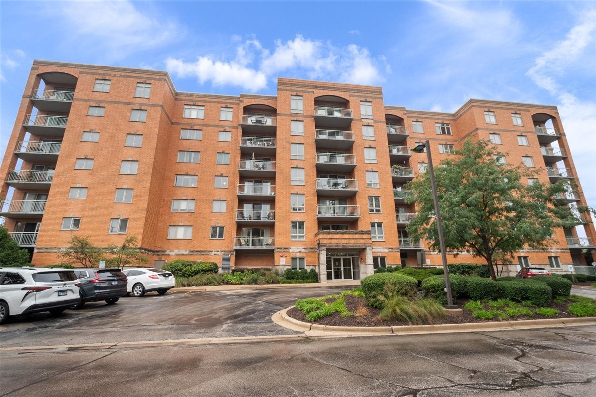 6801 N Milwaukee Avenue 402