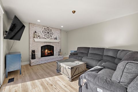 Tiny photo for 56 Huntcliff Court, Fox River Grove, IL 60021 (MLS # 12537308)