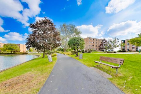 Tiny photo for 725 W Huntington Commons Road #217, Mount Prospect, IL 60056 (MLS # 12490238)