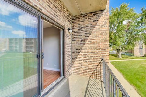 Tiny photo for 725 W Huntington Commons Road #217, Mount Prospect, IL 60056 (MLS # 12490238)