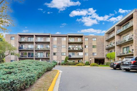 Tiny photo for 725 W Huntington Commons Road #217, Mount Prospect, IL 60056 (MLS # 12490238)