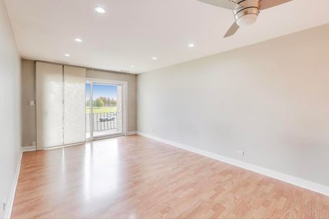 Tiny photo for 725 W Huntington Commons Road #217, Mount Prospect, IL 60056 (MLS # 12490238)