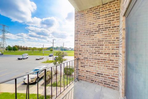 Tiny photo for 725 W Huntington Commons Road #217, Mount Prospect, IL 60056 (MLS # 12490238)