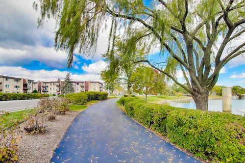 Tiny photo for 725 W Huntington Commons Road #217, Mount Prospect, IL 60056 (MLS # 12490238)