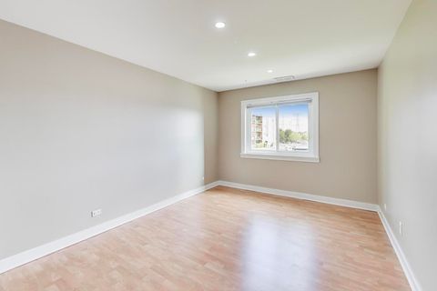 Tiny photo for 725 W Huntington Commons Road #217, Mount Prospect, IL 60056 (MLS # 12490238)