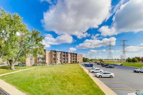 Tiny photo for 725 W Huntington Commons Road #217, Mount Prospect, IL 60056 (MLS # 12490238)