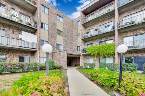 Tiny photo for 725 W Huntington Commons Road #217, Mount Prospect, IL 60056 (MLS # 12490238)