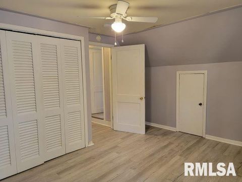 Tiny photo for 904 W Linden St Street, Carbondale, IL 62901 (MLS # EB460720)