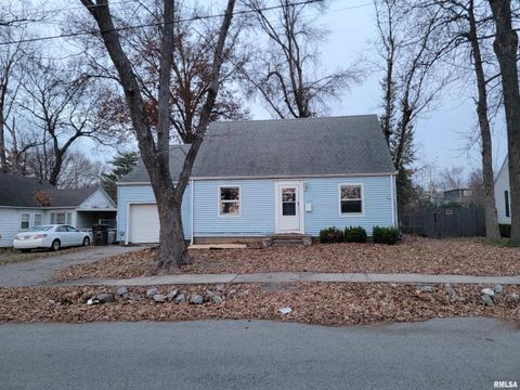 Tiny photo for 904 W Linden St Street, Carbondale, IL 62901 (MLS # EB460720)