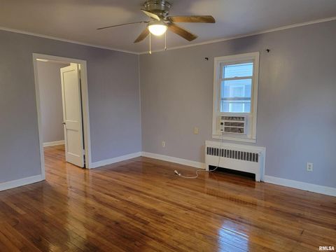 Tiny photo for 904 W Linden St Street, Carbondale, IL 62901 (MLS # EB460720)