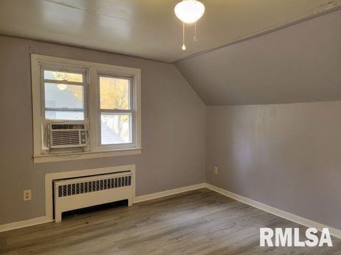 Tiny photo for 904 W Linden St Street, Carbondale, IL 62901 (MLS # EB460720)